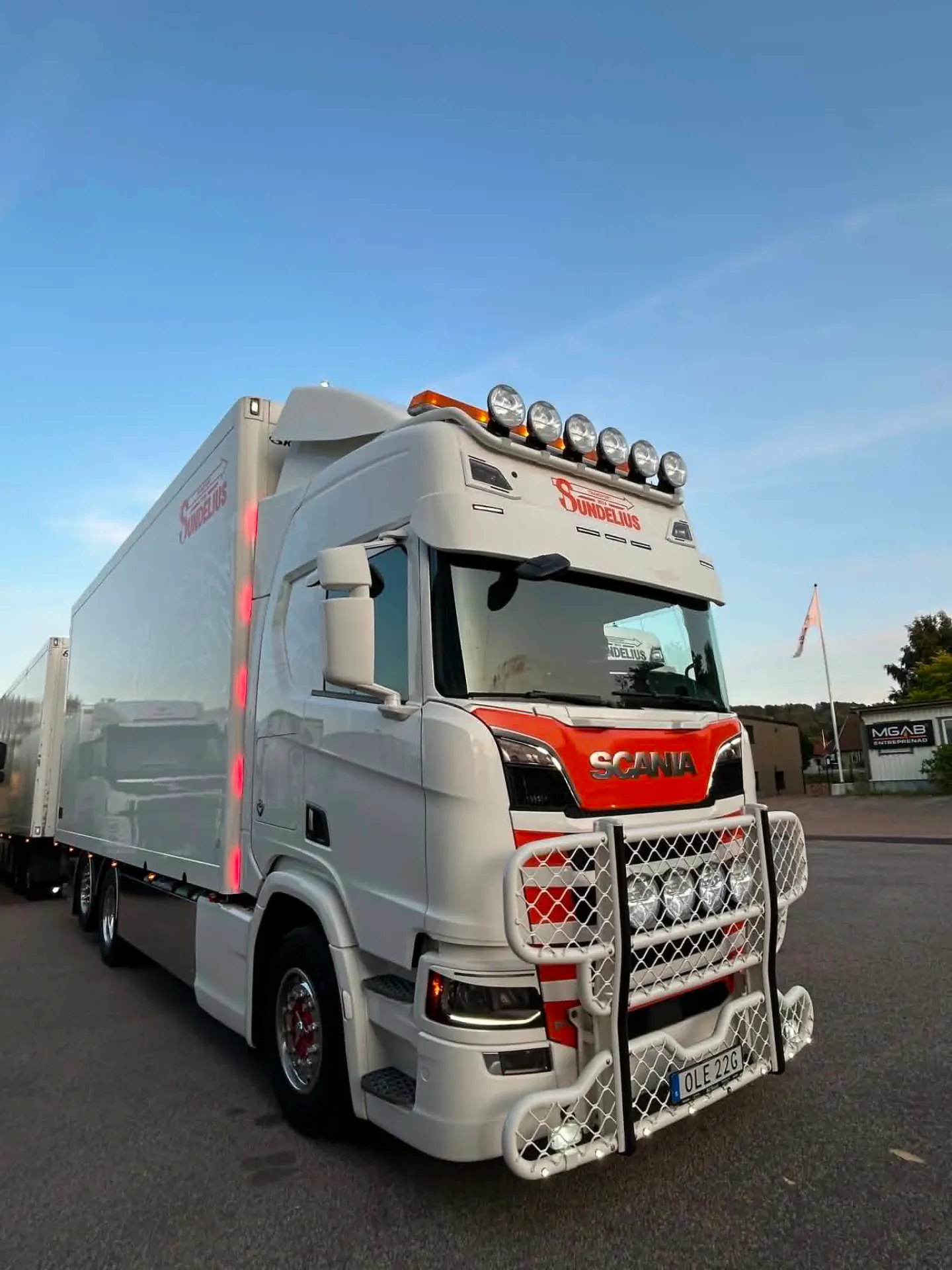 Scania-ekipage från T.Sundelius Transport uppställt inför dagens körningar